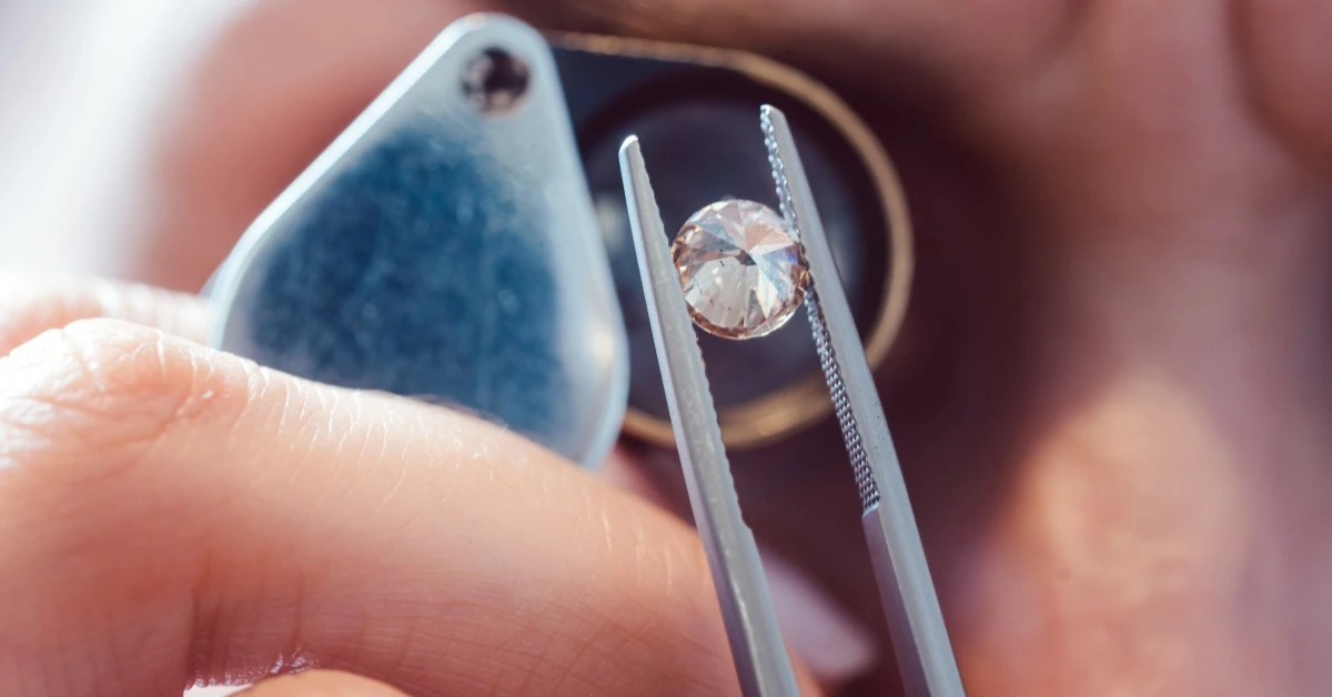 orafo-che-analizza-pietre-preziose-in-italia